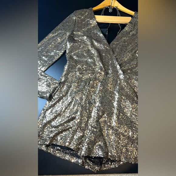 By The Way Gold Sequins Long Sleeve & Shorts V-Neck Romper Holiday Festive - Picture 1 of 7
